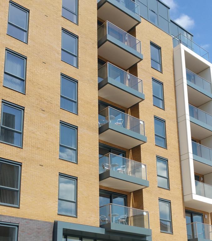 Contemporary Apartments With Secure Parking Ридинг Экстерьер фото