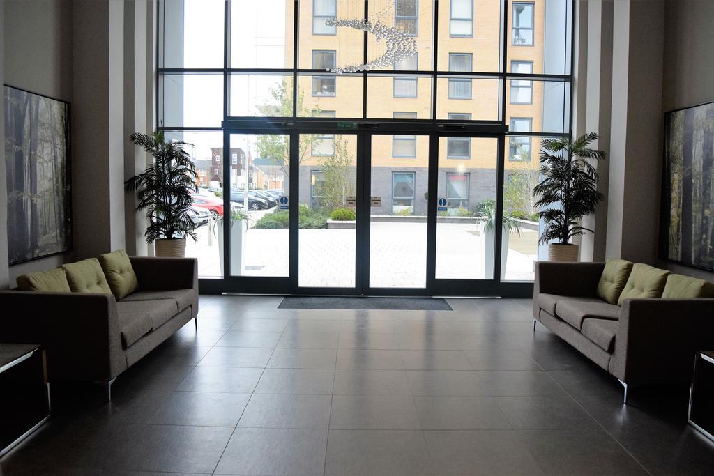 Contemporary Apartments With Secure Parking Ридинг Экстерьер фото