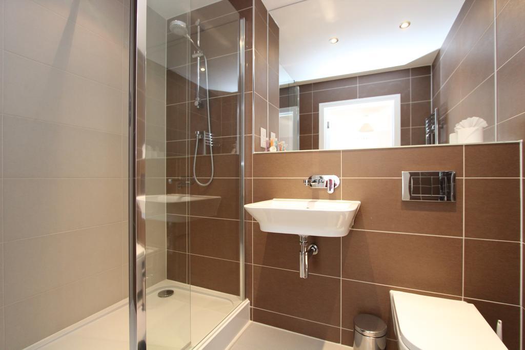 Contemporary Apartments With Secure Parking Ридинг Экстерьер фото