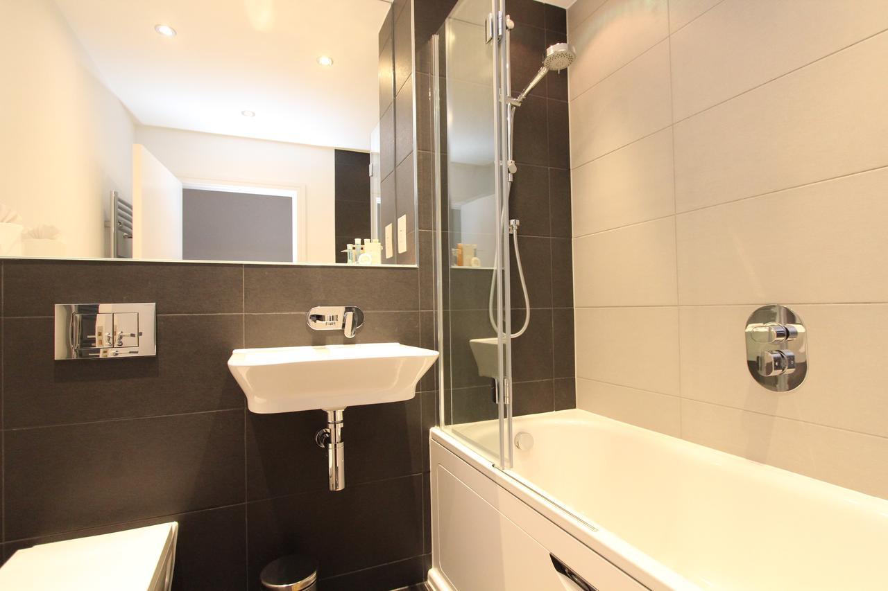 Contemporary Apartments With Secure Parking Ридинг Экстерьер фото