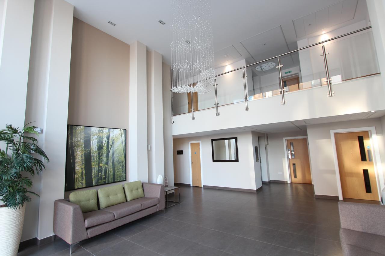 Contemporary Apartments With Secure Parking Ридинг Экстерьер фото