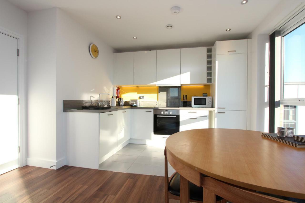 Contemporary Apartments With Secure Parking Ридинг Экстерьер фото