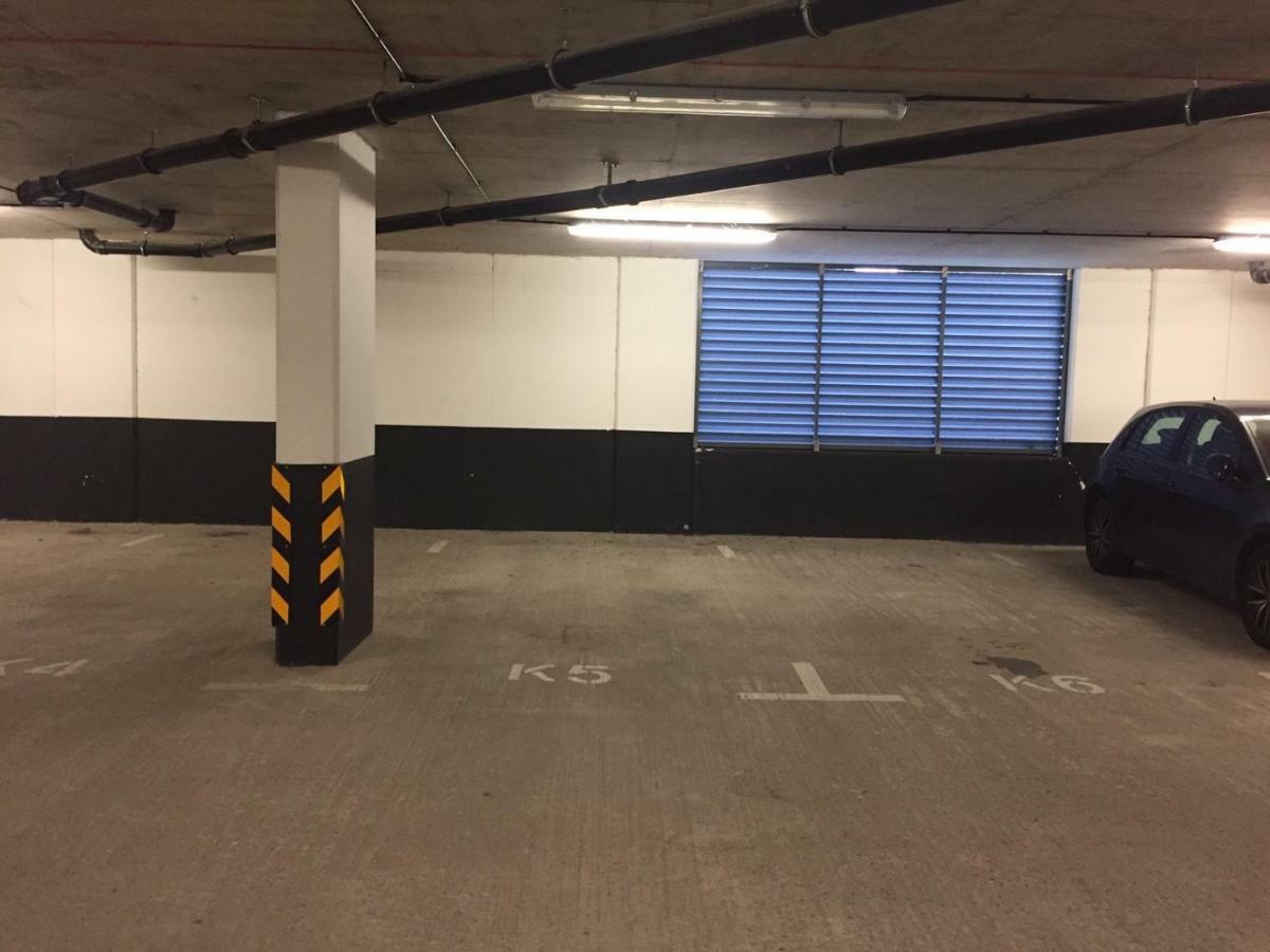 Contemporary Apartments With Secure Parking Ридинг Экстерьер фото